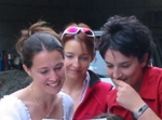 Eline, son amie, et Aurélie.